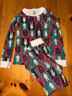 Hannah Andersson Star Wars, red and green Long Sleeve Pajama Set Kids size 6/7